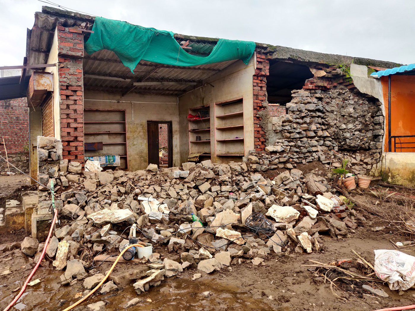 A house in Khochi village that was damaged in the 2019 and 2021 floods. Photo: Sanket Jain/PARI
