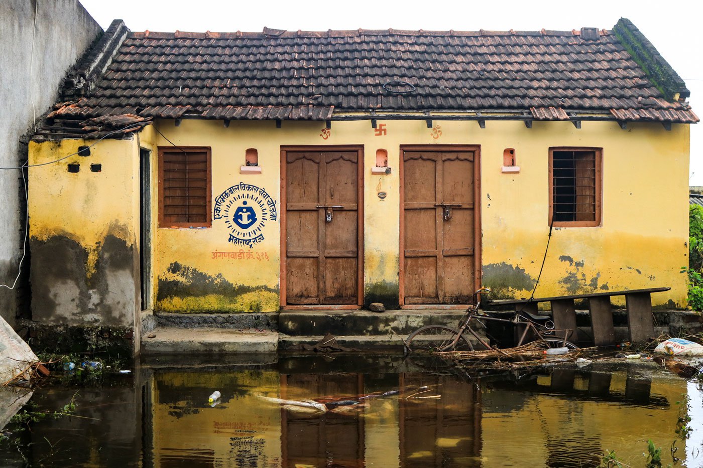An anganwadi in Kolhapur’s Shirati village surrounded by water from the August 2019 floods; Shirati faced another flood in 2021. Photo: Sanket Jain/PARI