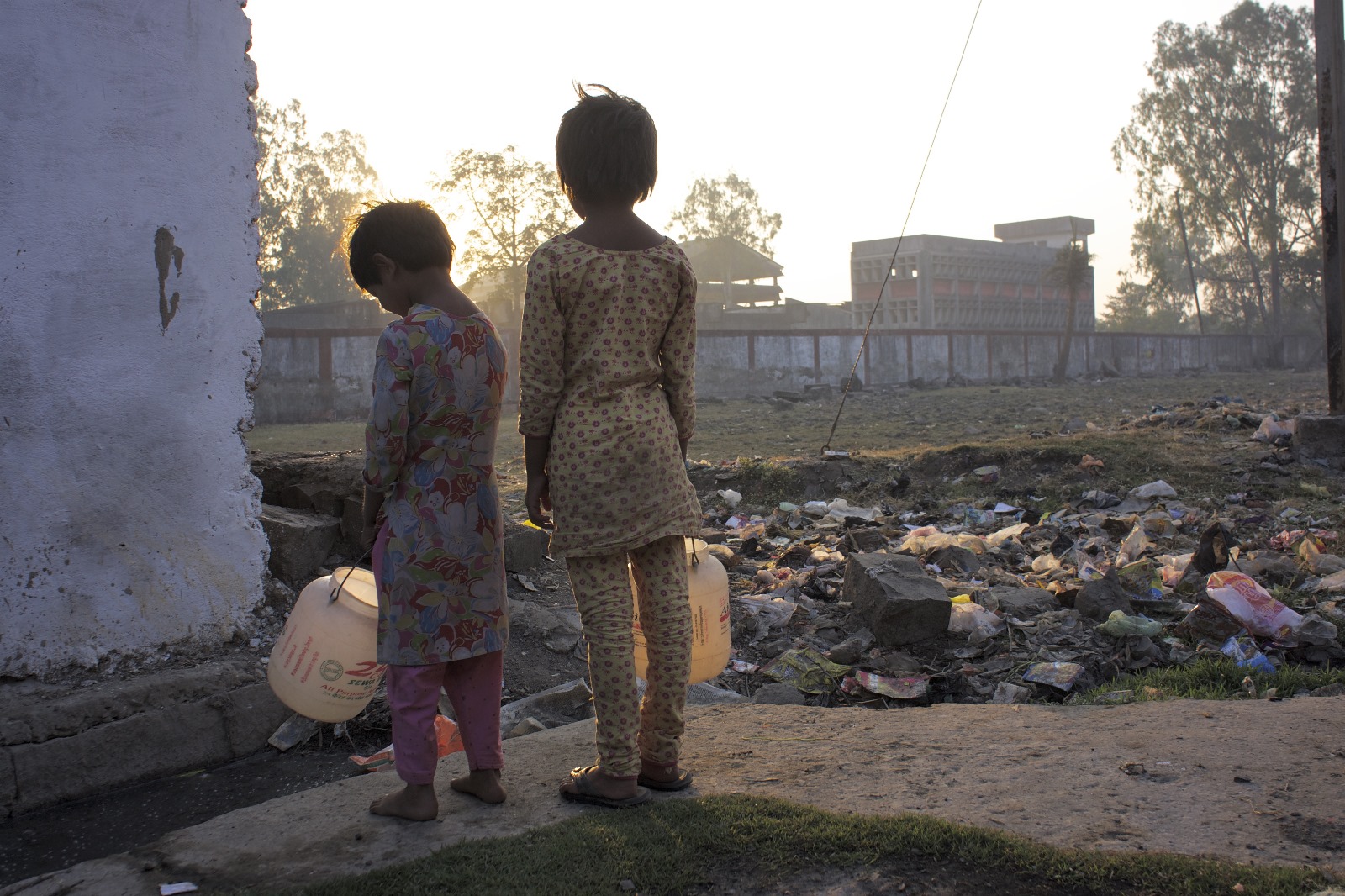Two girls fetch water near the Union Carbide factory in Bhopal. Photo: Giles Clarke 